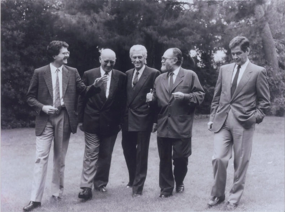 Fundadores de M&A Fusiones y Adquisiciones paseando en un jardín, fotografía de archivo